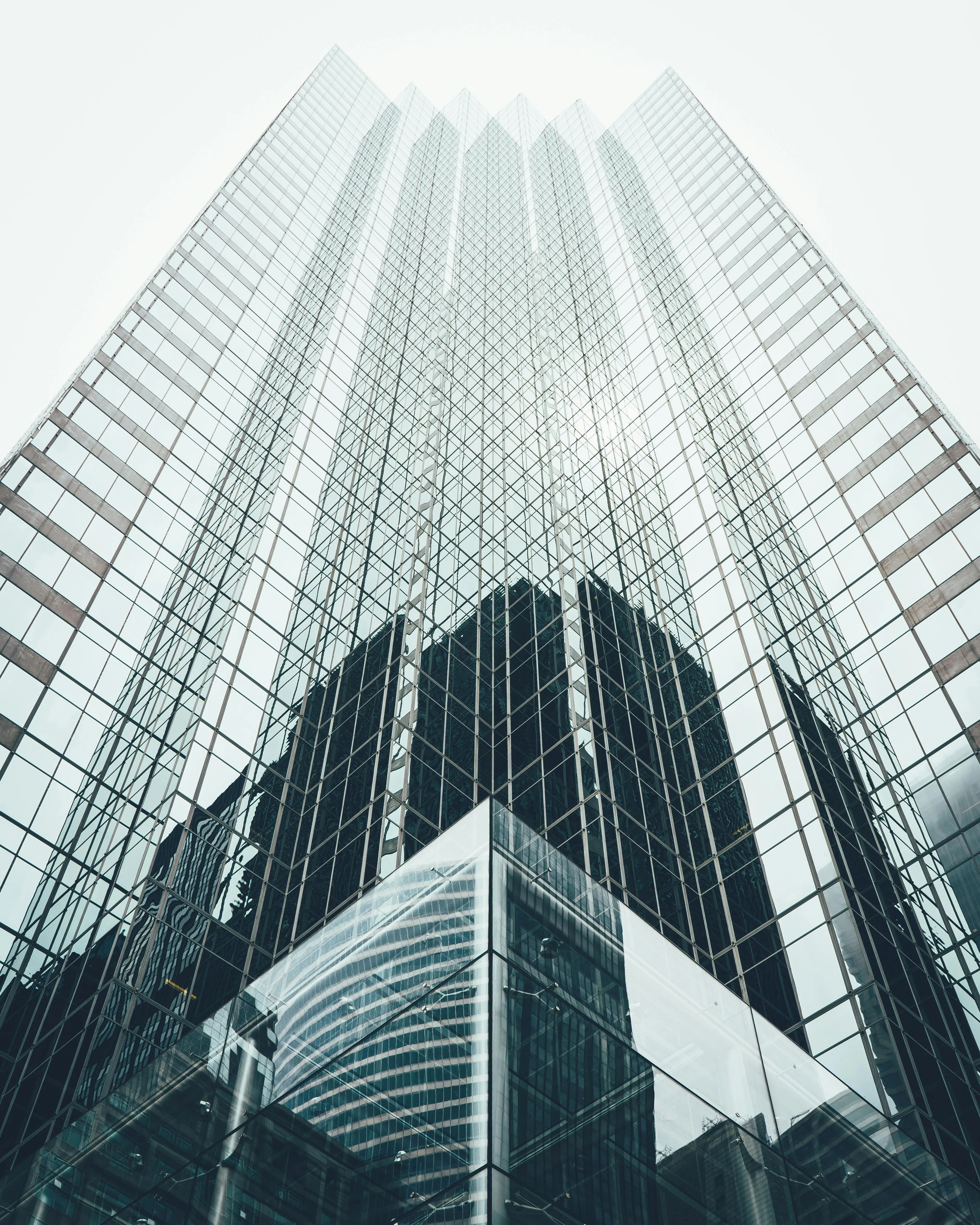 Das Bild zeigt ein Hochhaus von unten und steht sinnbildlich für die Ambitionen und Motivation von m0s.