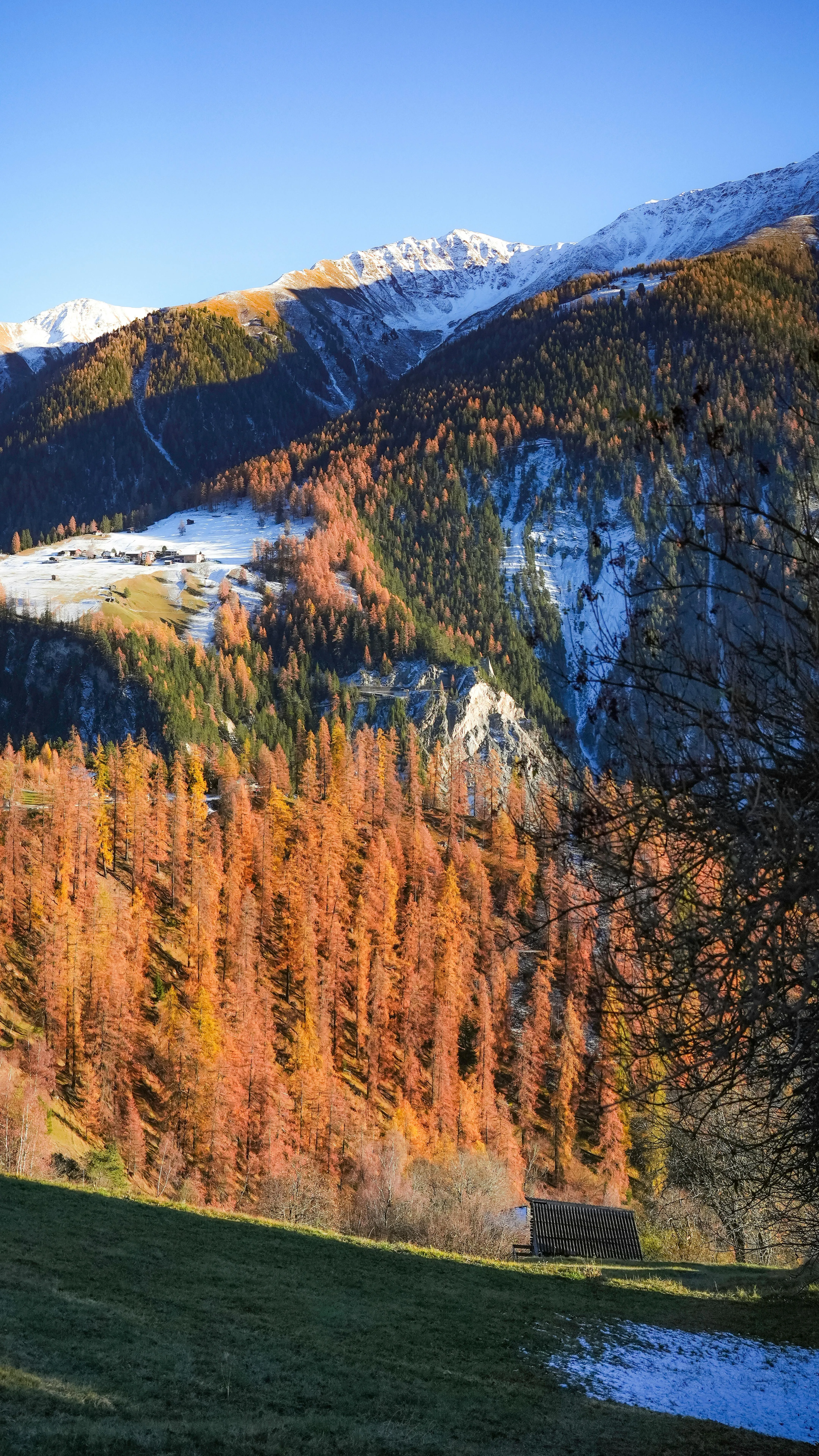 Das Bild zeigt eine Bergsilhoutte und steht sinnbildlich für die solide und robuste Arbeit von m0s.